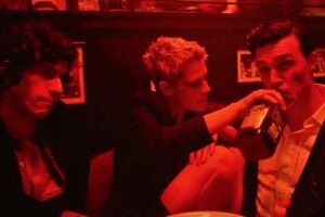 Стюарт в ролике оторвалась в компании мужчин