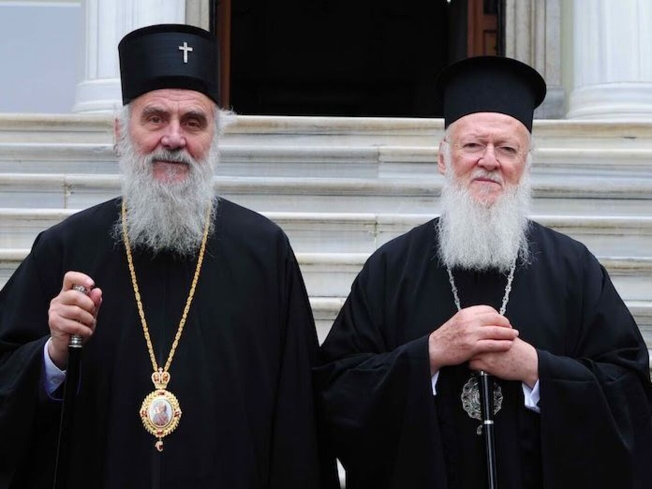 Сербський патріарх (ліворуч) звернувся до вселенського патріарха з листом