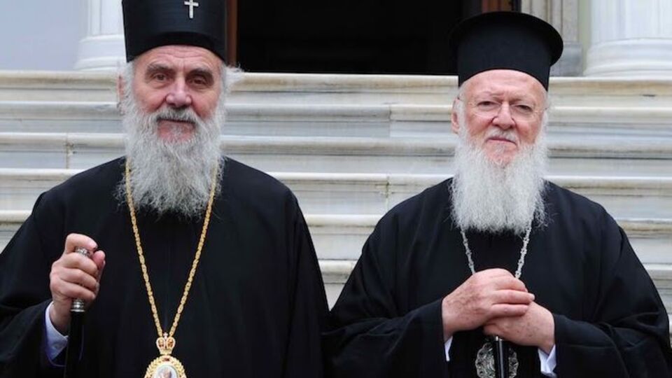 Сербський патріарх (ліворуч) звернувся до вселенського патріарха з листом
