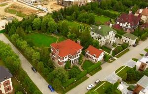 По данным ФБК, в декабре 2009 года жена Дроздова подарила матери участок на Рублевке с домом площадью 617 м²