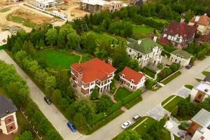 За даними ФБК, у грудні 2009 року дружина Дроздова подарувала матері ділянку на Рубльовці з будинком площею 617 м²