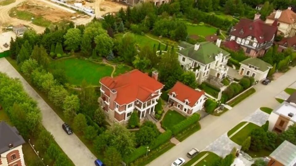 За даними ФБК, у грудні 2009 року дружина Дроздова подарувала матері ділянку на Рубльовці з будинком площею 617 м²