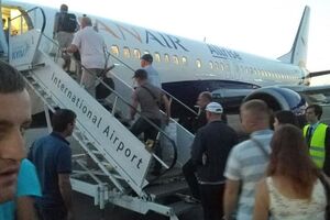 Пассажиры в аэропорту Тбилиси заполнили заявления по поводу потерянного багажа