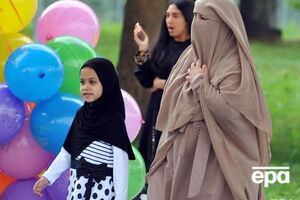 28-річну жінку оштрафували на 1000 крон і попросили зняти головний убір або покинути торговельний центр