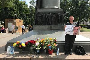 Медведев: Это цветы для Олега, его матери. За то, что они оказались смелее нас