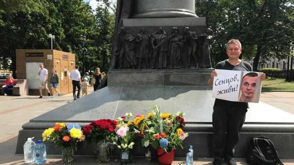 Медведєв: Це квіти для Олега, його матері. За те, що вони виявилися сміливішими від нас