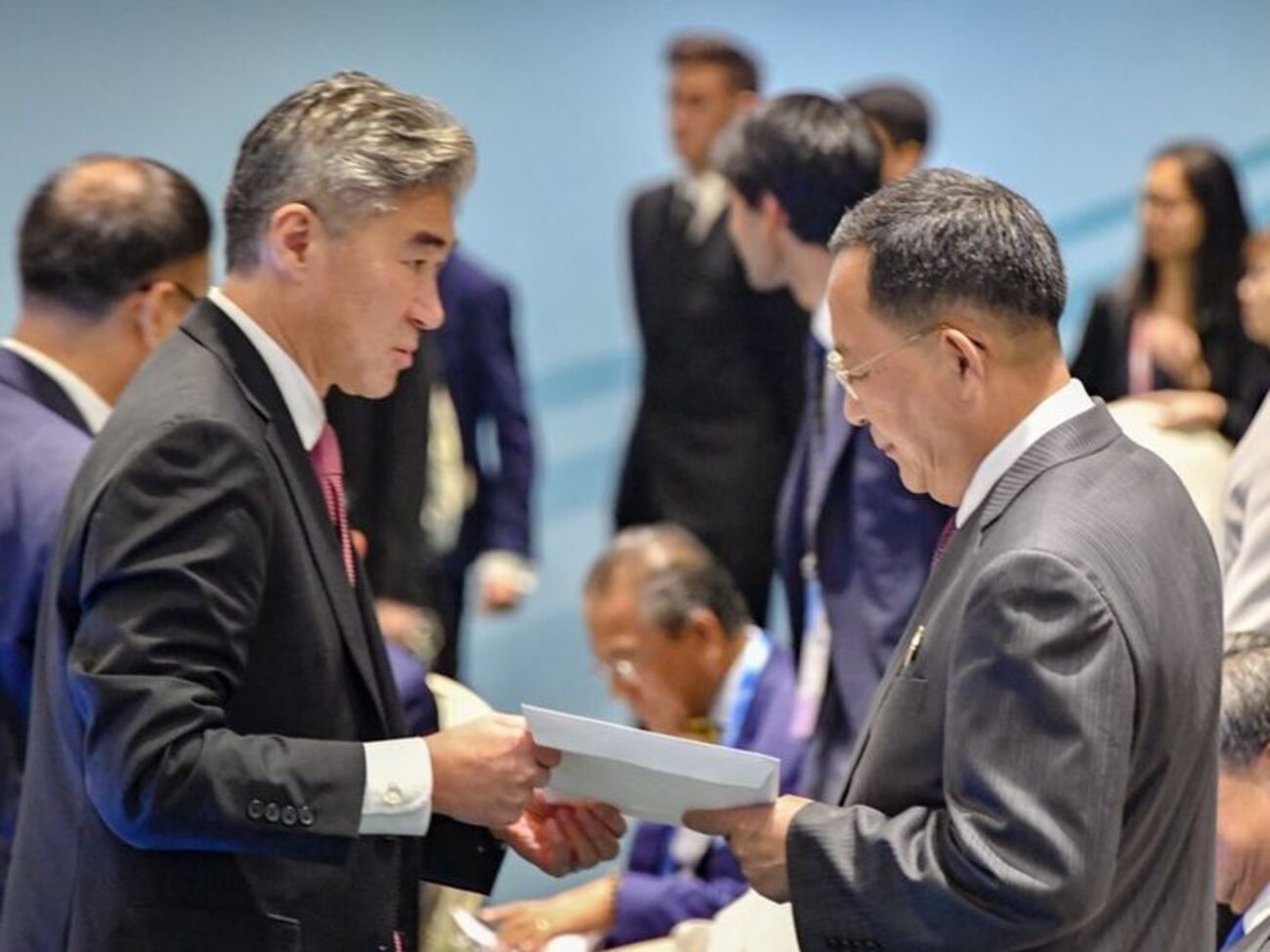 Письмо Ли Ен Хо (справа) передал представитель американской делегации