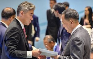 Письмо Ли Ен Хо (справа) передал представитель американской делегации