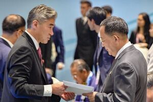 Лист Лі Йон Хо (праворуч) передав представник американської делегації