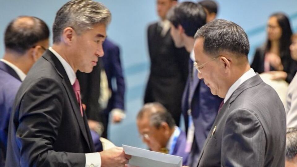 Лист Лі Йон Хо (праворуч) передав представник американської делегації