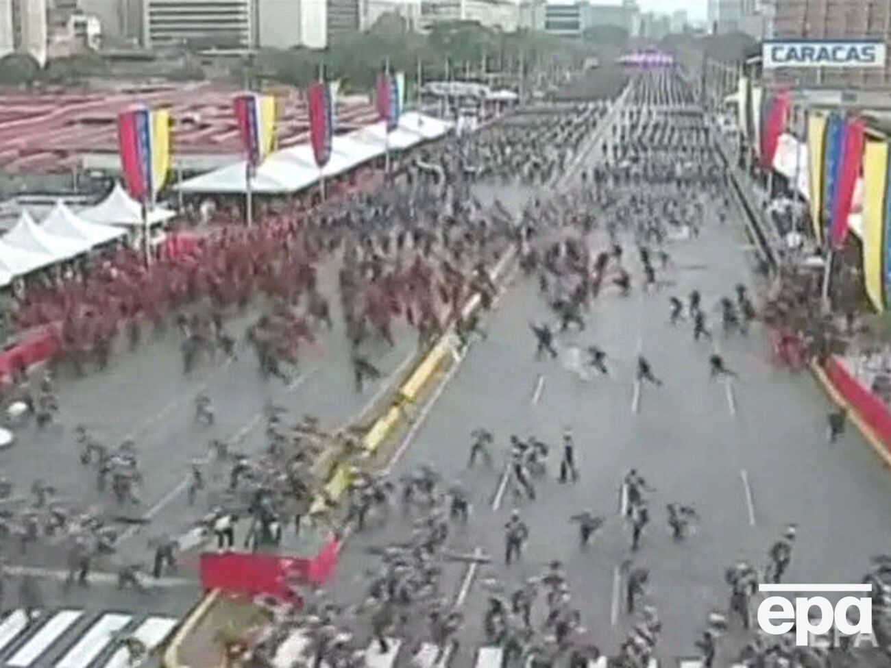 Президент Венесуели затнувся і глянув угору, після чого військові почали розбігатися