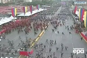 Президент Венесуели затнувся і глянув угору, після чого військові почали розбігатися