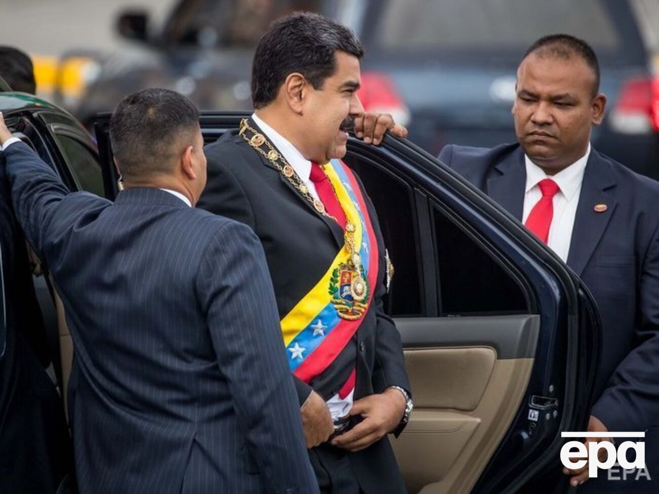 4 серпня на Мадуро (посередині) скоїли замах під час його виступу перед гвардійцями на параді в Каракасі