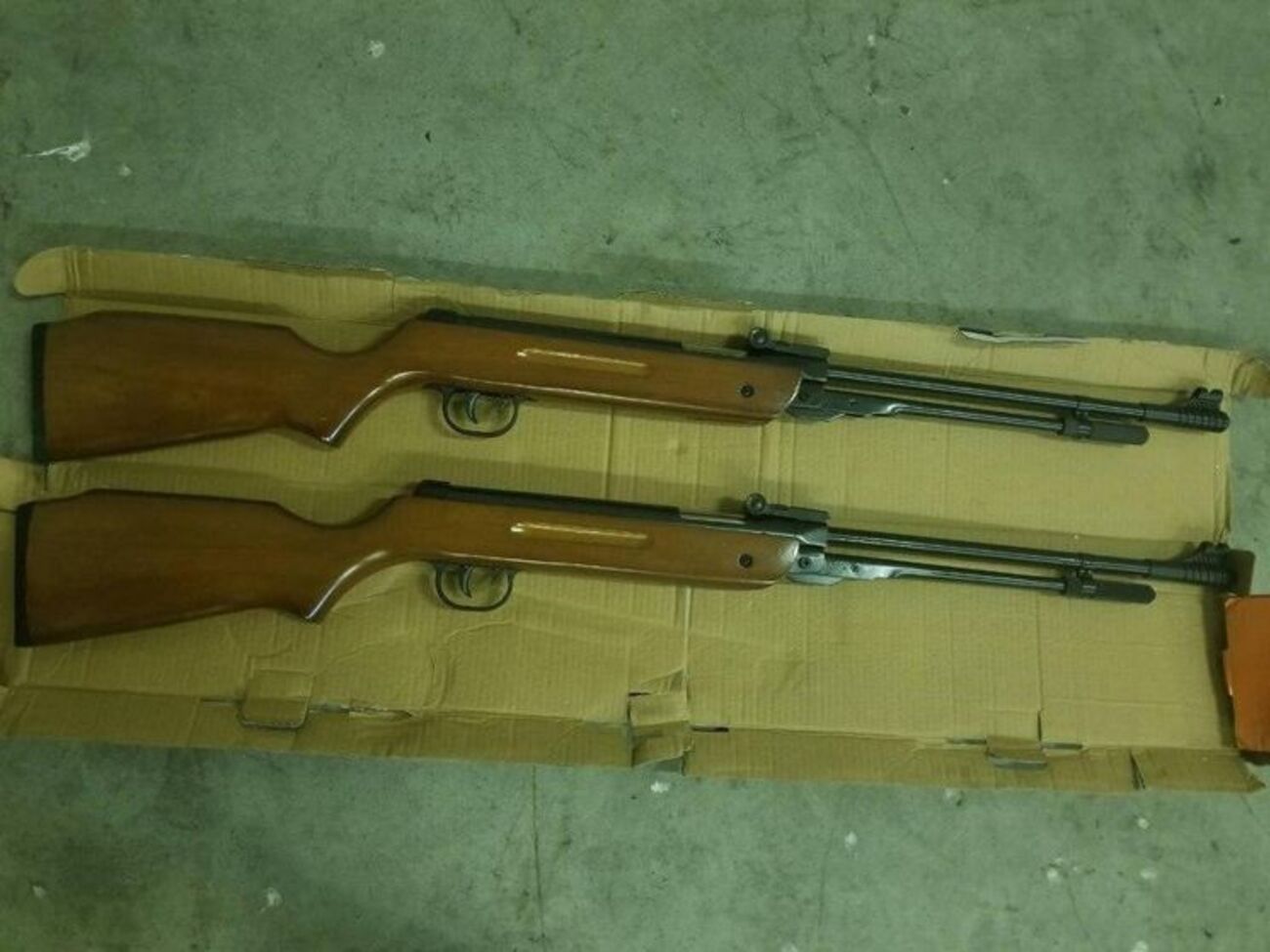 Гвинтівки виявили в багажному відділенні авто серед особистих речей українця