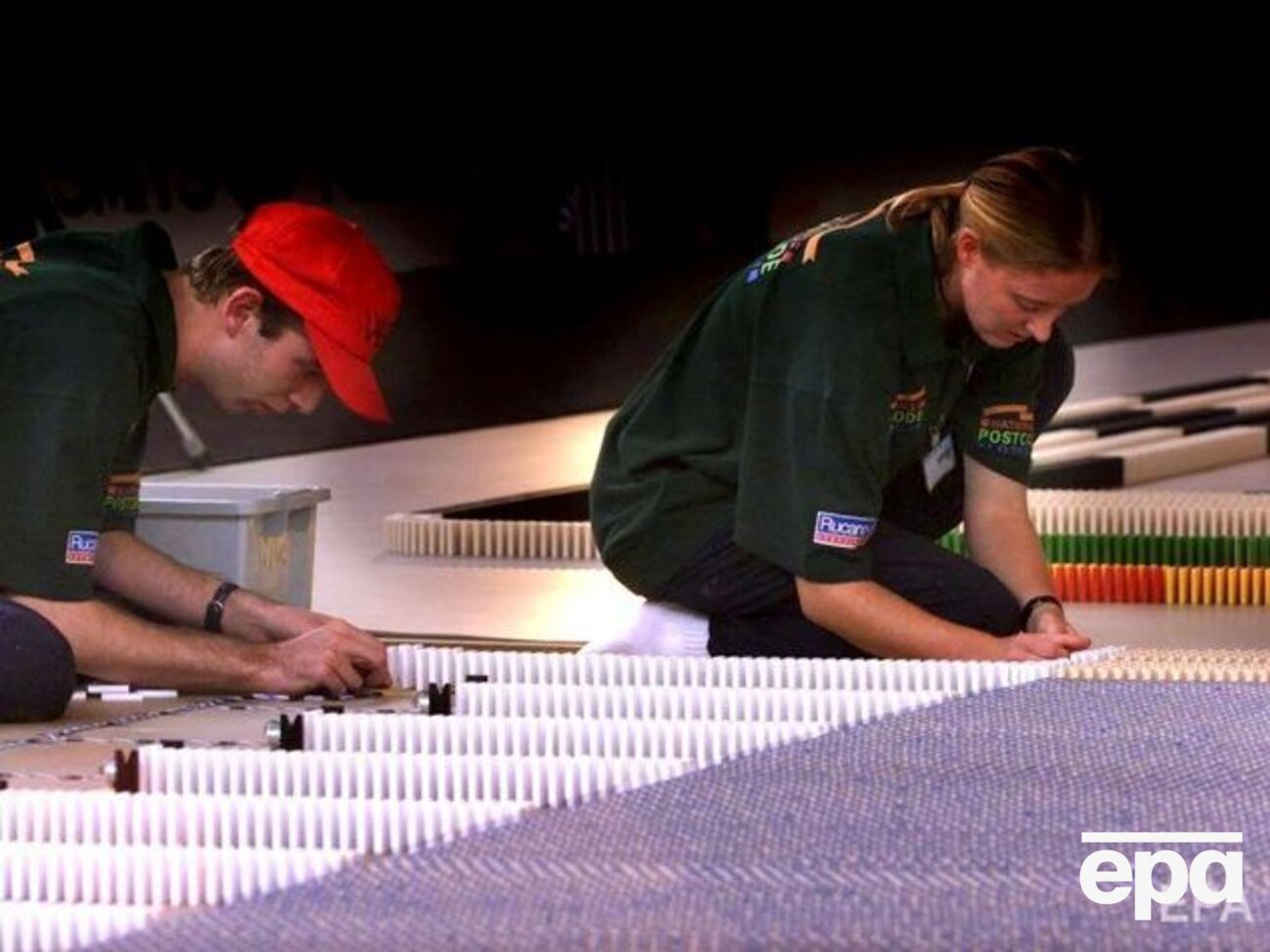 Протягом двох тижнів любителі доміно формували фігури з 600 тис. різнокольорових кісточок