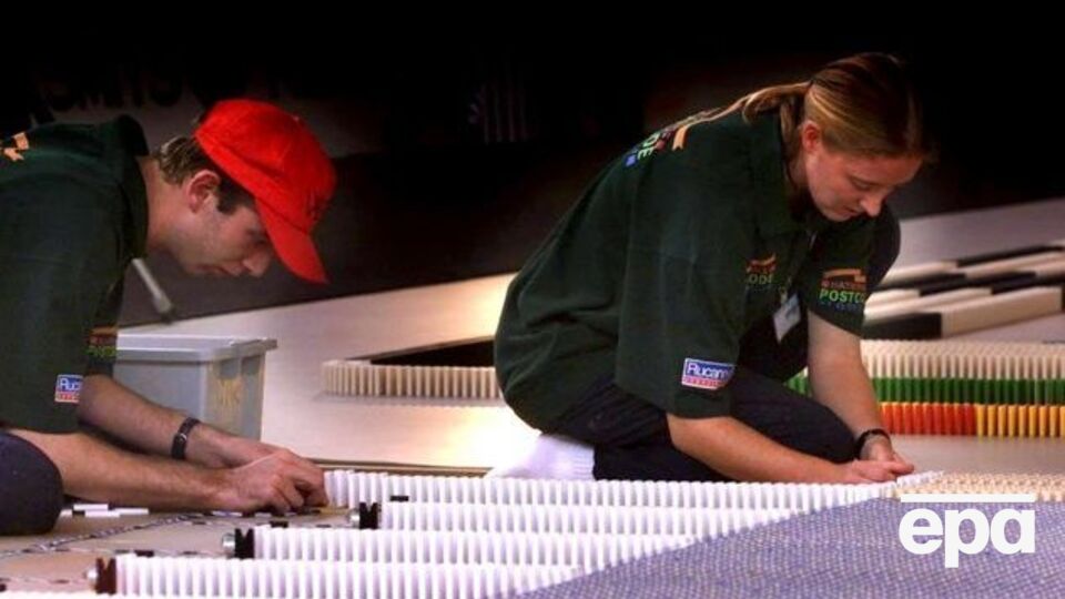 В течение двух недель любители домино формировали фигуры из 600 тыс. разноцветных костяшек