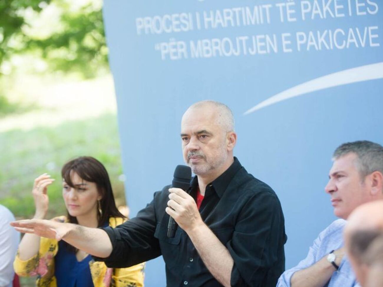 Прем'єр-міністр Албанії Еді Рама повідомив, що авіабазу будуть використовувати для постачання НАТО