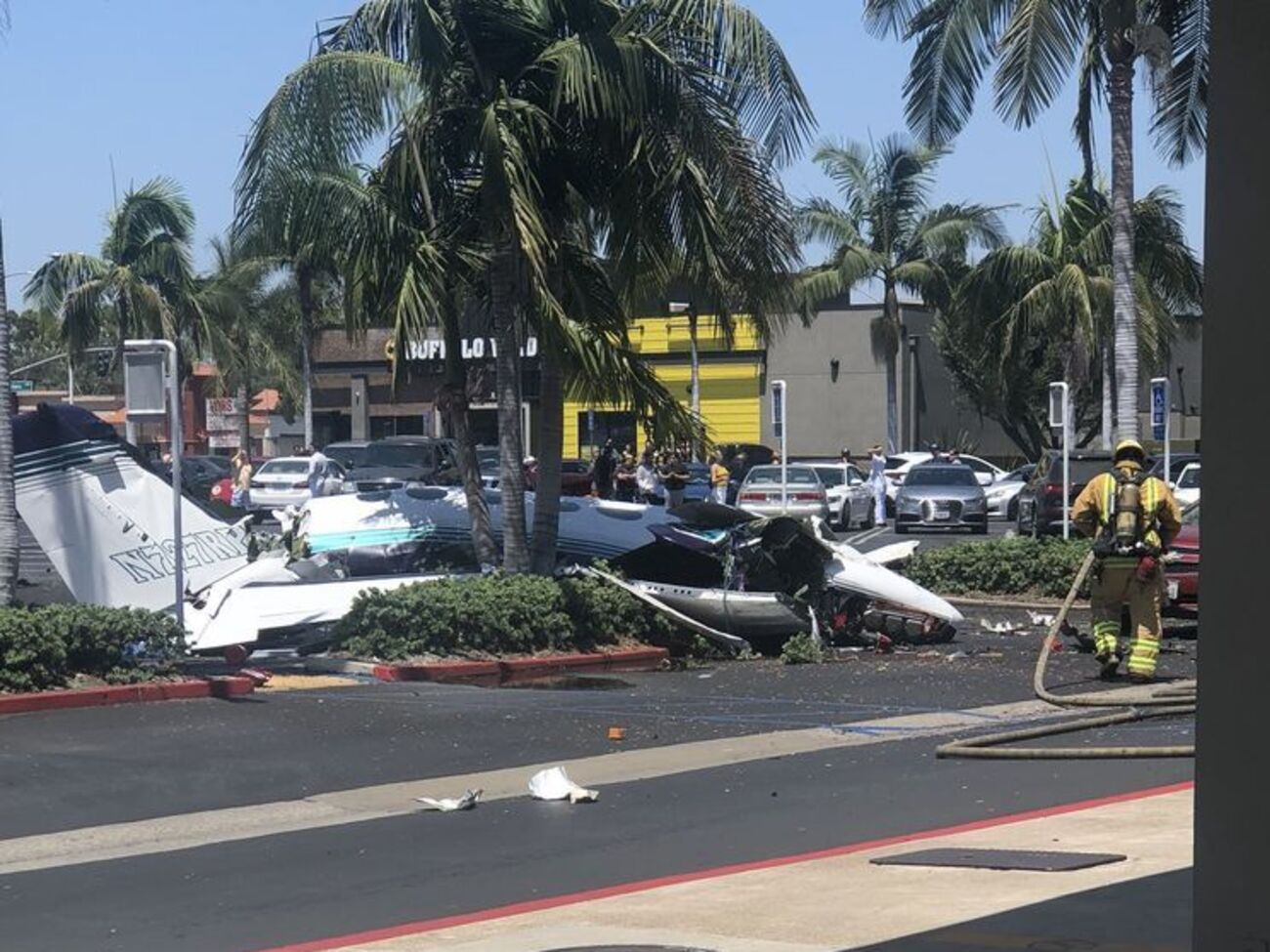 Літак розбився на автостоянці