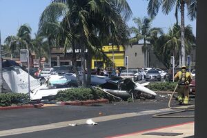 Літак розбився на автостоянці