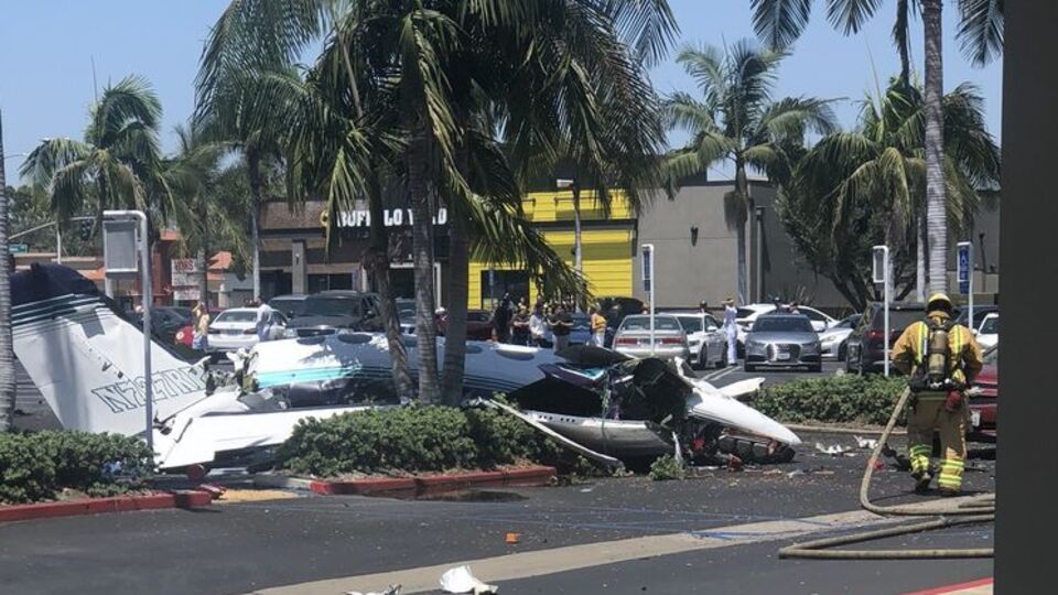 Самолет разбился на автостоянке