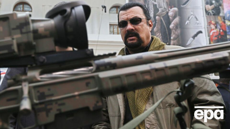 У листопаді 2016 року Сігал набув російського громадянства