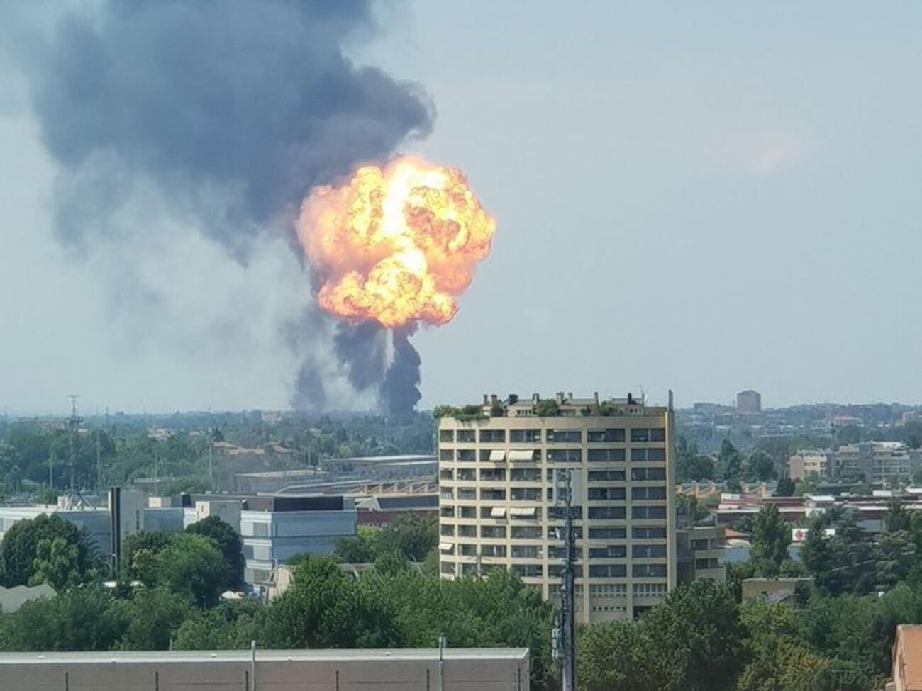 Вибух було видно з віддалених районів міста