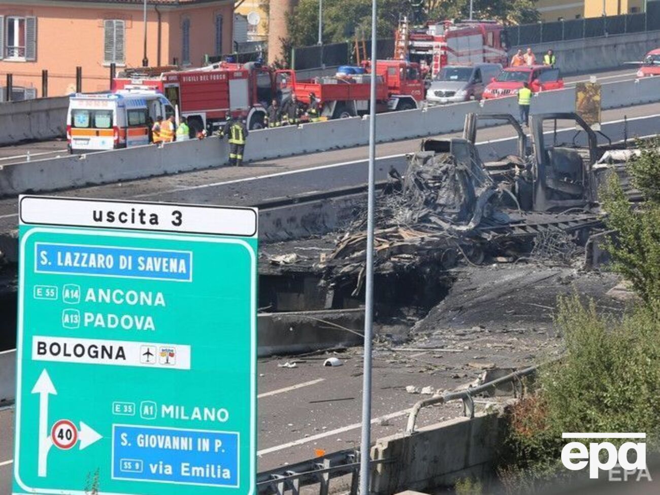 Взрывы и пожар привели к обрушению моста