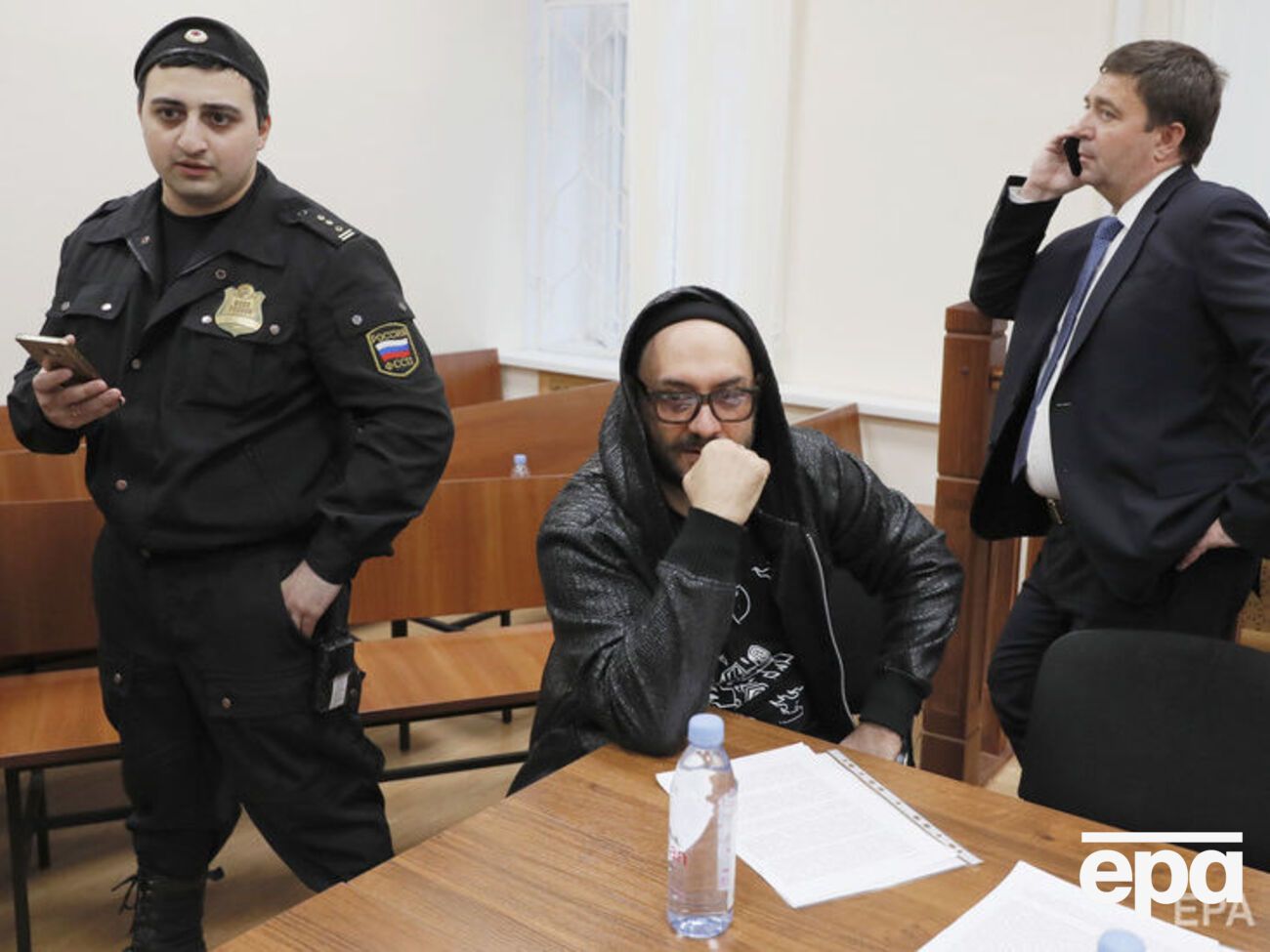 Серебренников (в центре): У нас арестовывают и без дела, а дело нарисуют какое им захочется