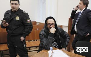 Серебренников (в центре): У нас арестовывают и без дела, а дело нарисуют какое им захочется