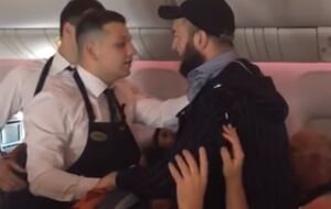 Пассажир (справа) пытался назначить бортпроводнику встречу в Солнцево