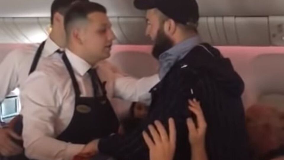 Пасажир (праворуч) намагався призначити бортпровіднику зустріч у Солнцево