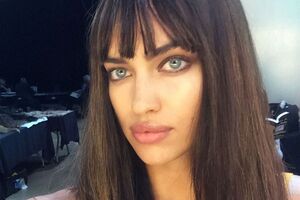 Шейк позувала в білизні