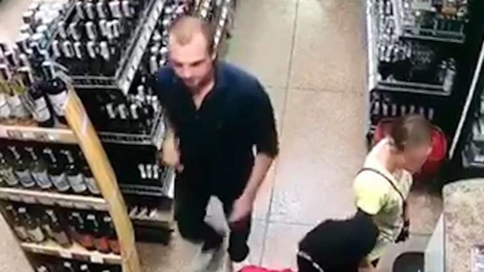Журналистам показали видео, на котором запечатлен возможный подозреваемый