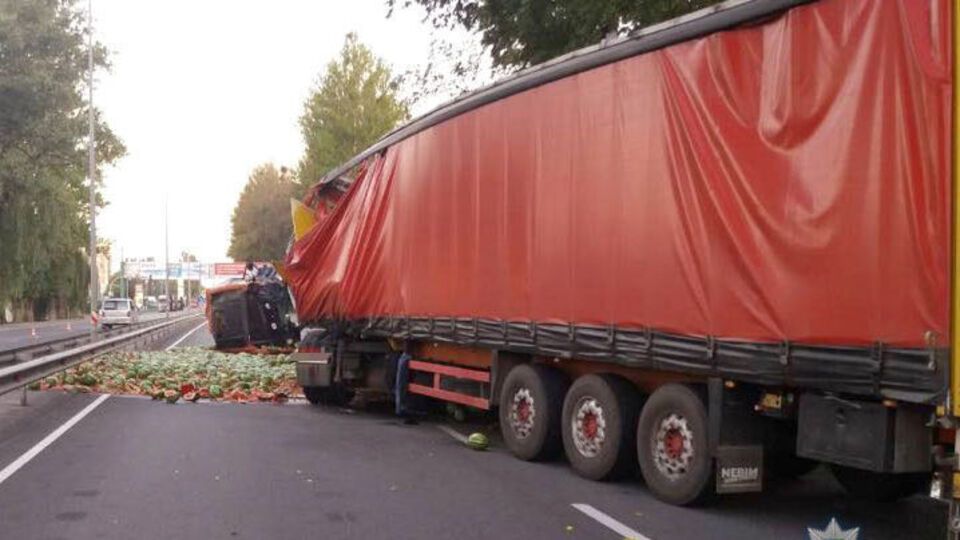 Аварія за участі трьох вантажівок сталася приблизно о 4.00 7 серпня