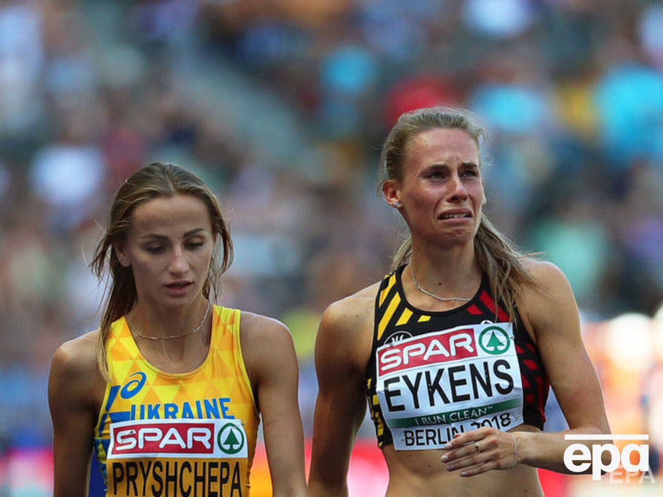 Украинка вернулась на дорожку, чтобы помочь сопернице