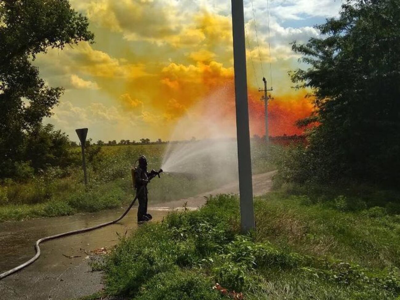 Пожарные ликвидируют разлив опасной кислоты