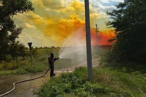 Пожежники ліквідовують вилив небезпечної кислоти