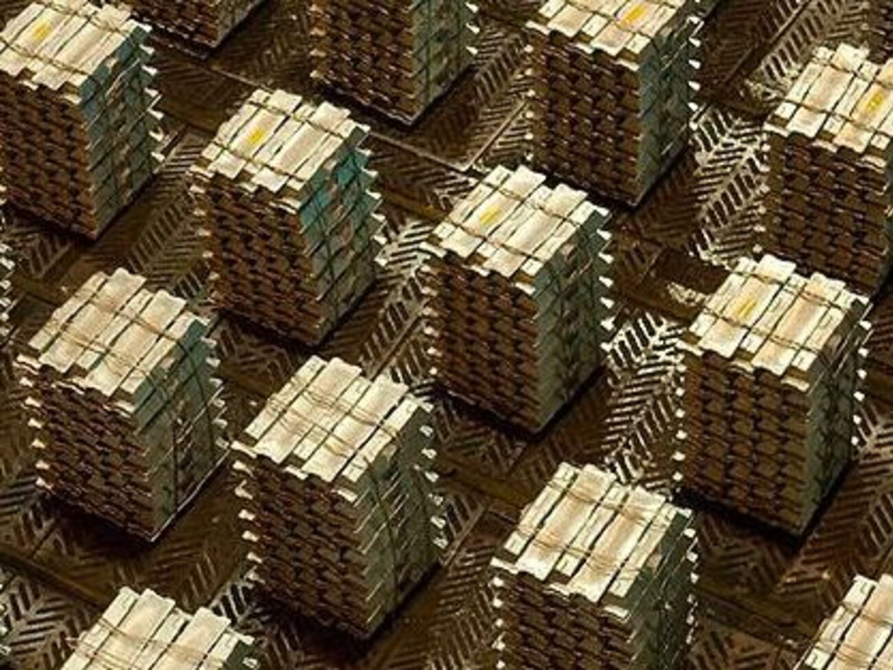 Последние несколько месяцев завод заполнял своей продукцией склады