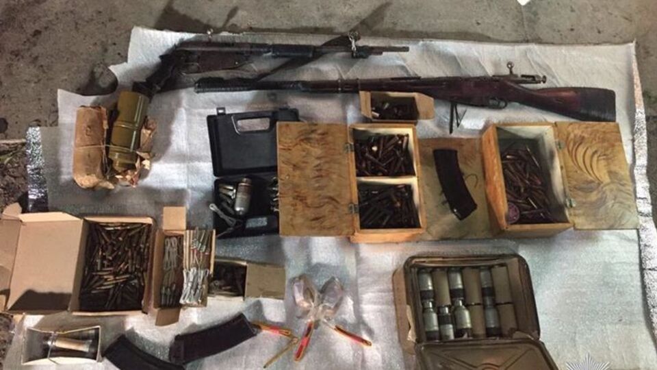 У жителя Нікополя знайшли склад зброї