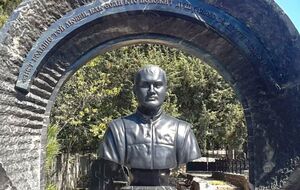 На пам'ятнику написано цитату з Євангелія