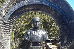 На памятнике написана цитата из Евангелия
