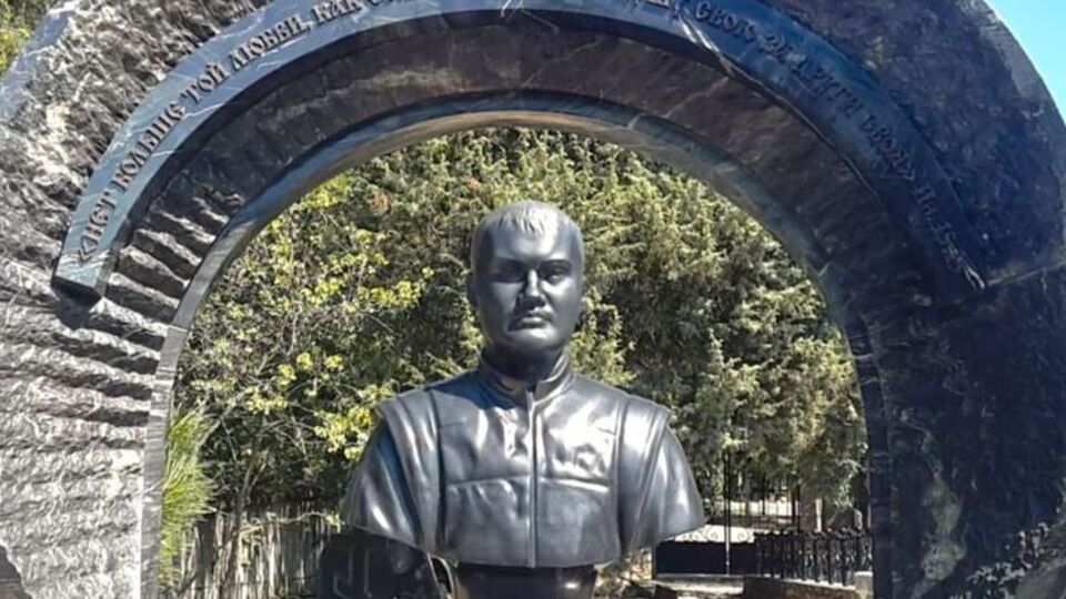 На пам'ятнику написано цитату з Євангелія