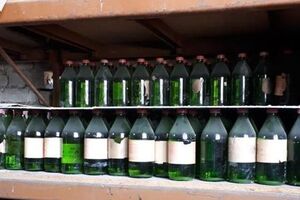 Виявлено та вилучено понад 530 пляшок із сірчаною кислотою