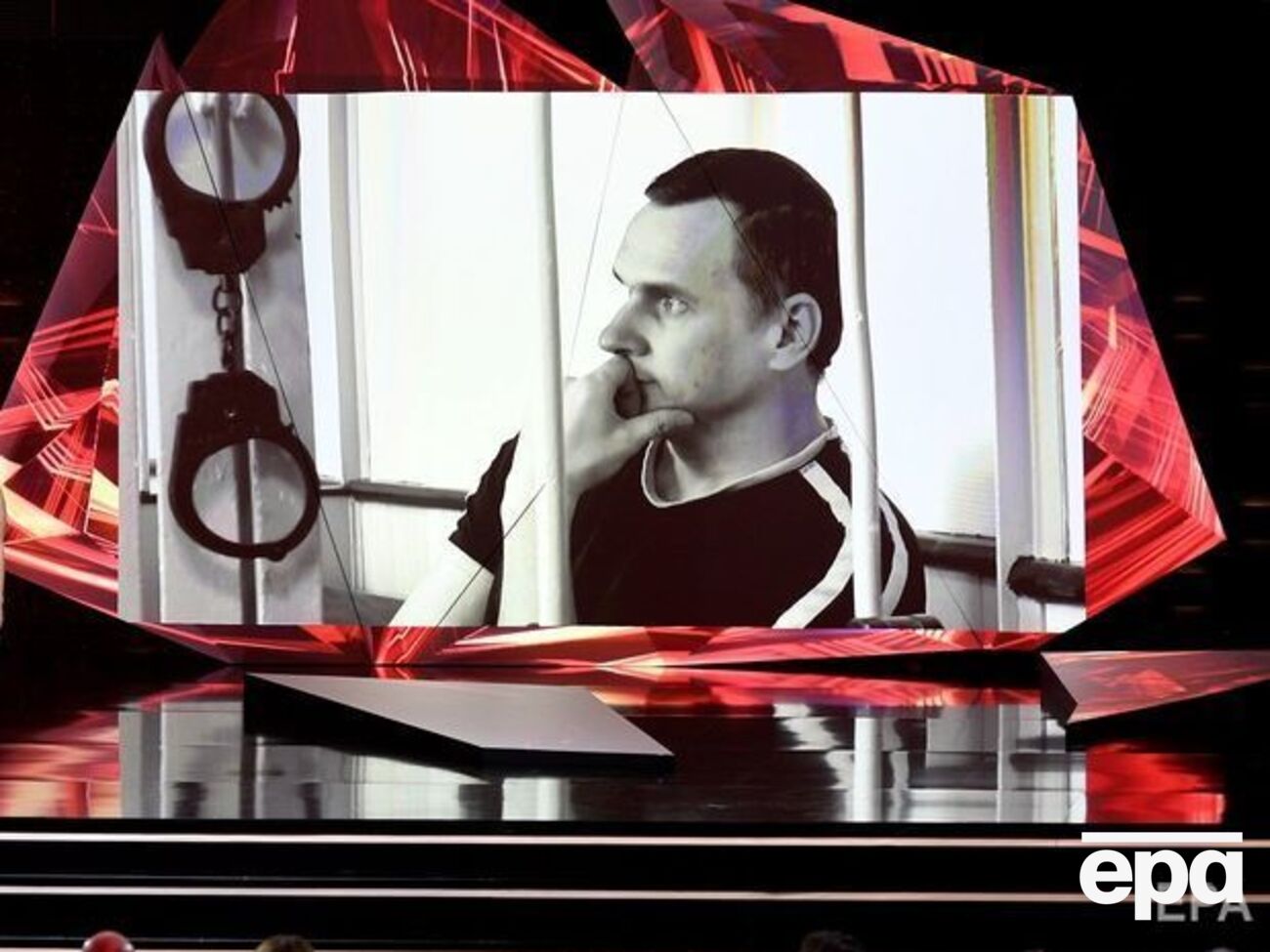 14 травня Сенцов оголосив безстрокове голодування