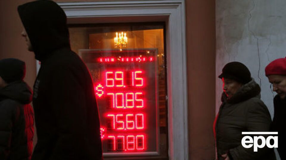 На думку аналітика, ослаблення рубля може бути пов'язане з тим, що ринки усвідомили реальність нових санкцій США