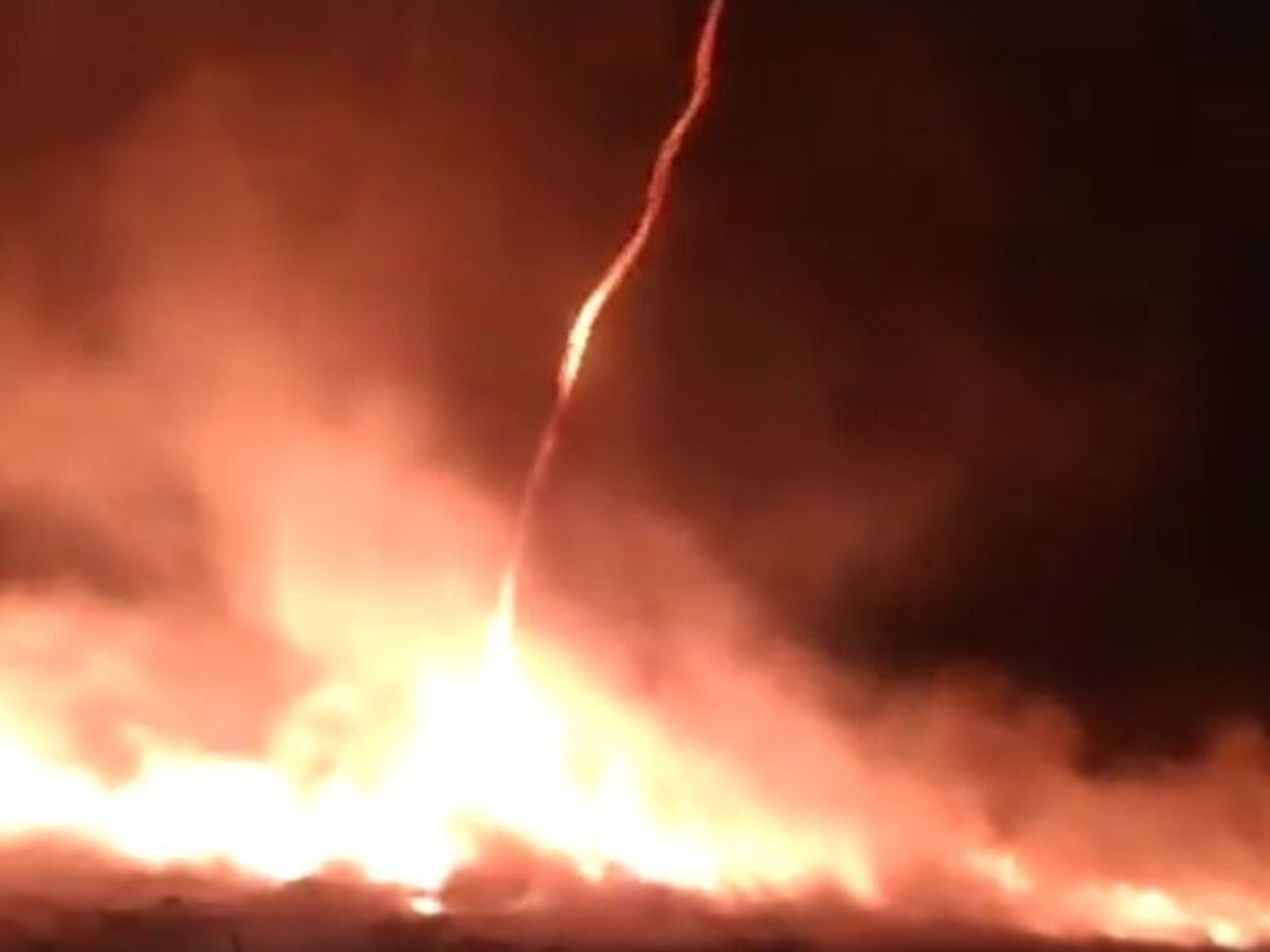 Огненное торнадо зафиксировали при тушении пожара на заводе