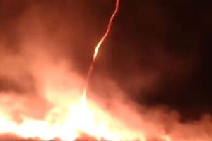 Вогняне торнадо зафіксували під час гасіння пожежі на заводі