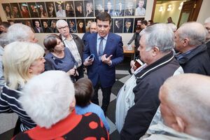 Пилипенко (в центре) сообщил, что в Раде зарегистрирован законопроект, который должен обеспечить выполнение решения Конституционного Суда