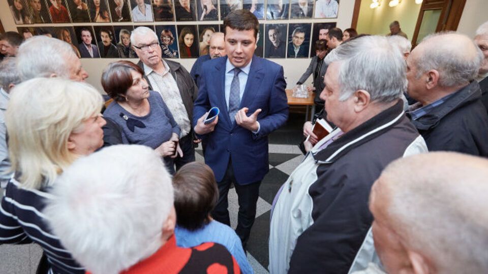 Пилипенко (в центре) сообщил, что в Раде зарегистрирован законопроект, который должен обеспечить выполнение решения Конституционного Суда