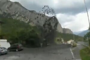 Машини та фасади будівель неподалік від місця події було пошкоджено